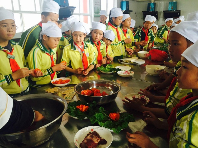 生活实践纳入课程马关县第三小学烹饪课让孩子成为父母好帮手